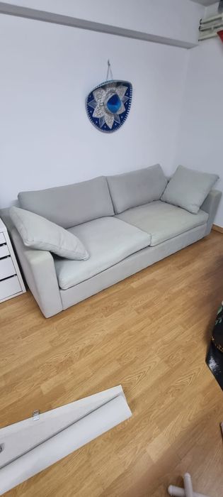 Sofa de 2 lugares de cor creme