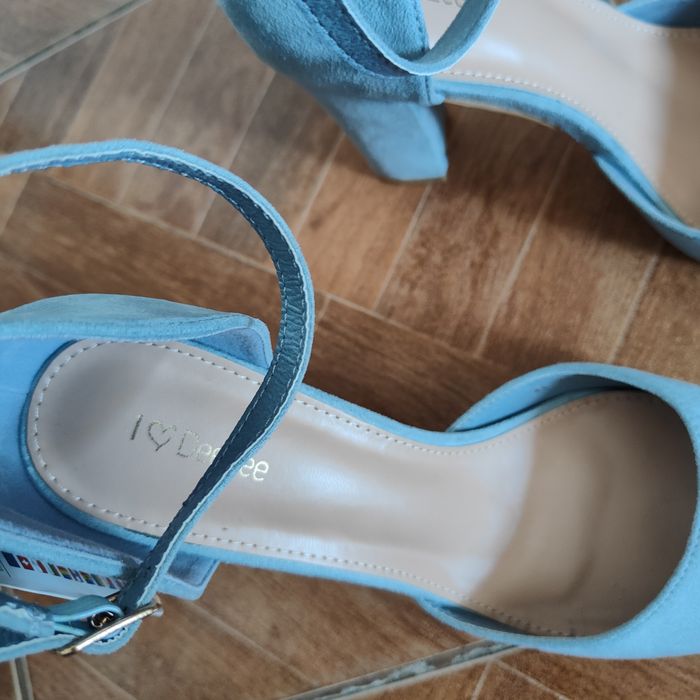 Nowe (z metką) czółenka na słupku DeeZee