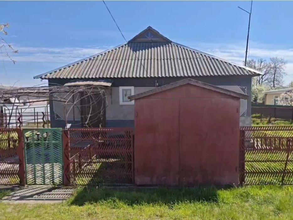 Продам пів будинку квартирного типу.