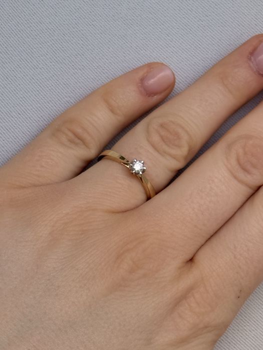 Pierścionek z brylantem