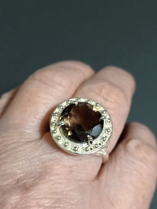 Pierścionek że srebra próby 925 z KWARCEM DYMNYM