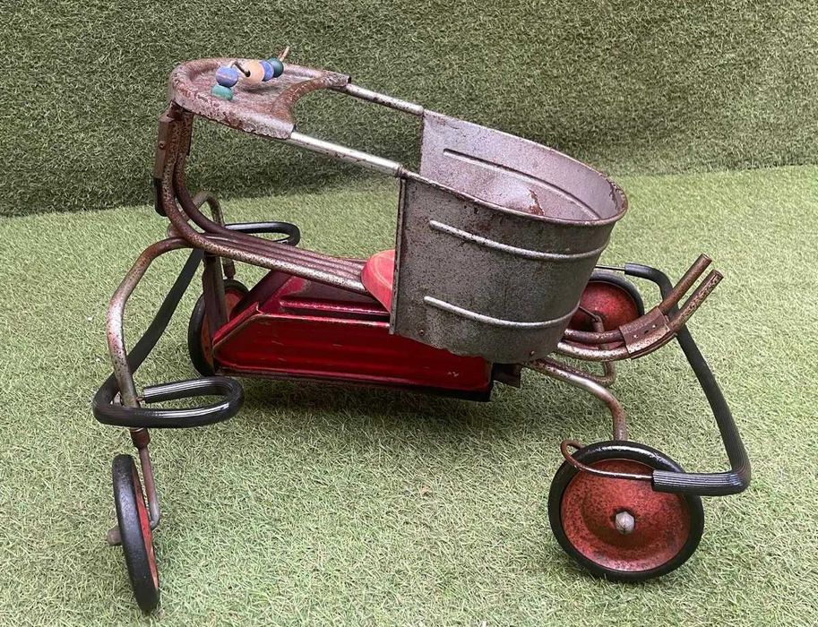 Triciclo de criança de metal com assento de madeira