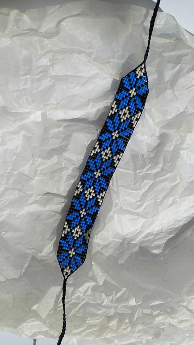 Браслет виготовлений із бісеру з геометричним орнамертом