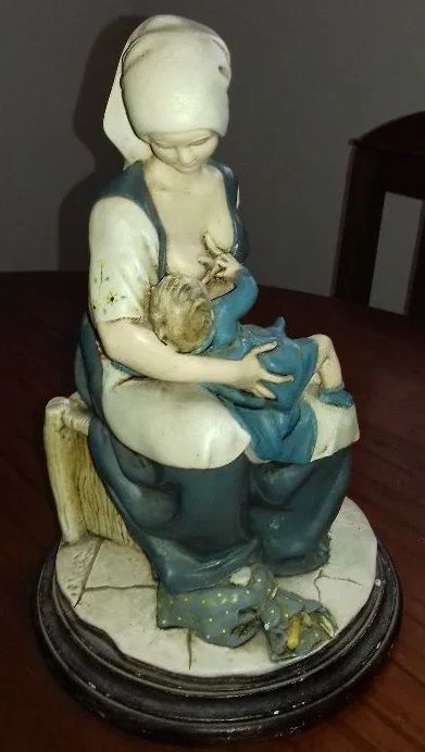 Estatueta "Mãe Pobre" pintada à mão