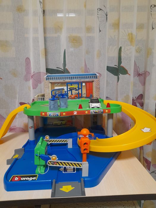 Трек для автомобілів.