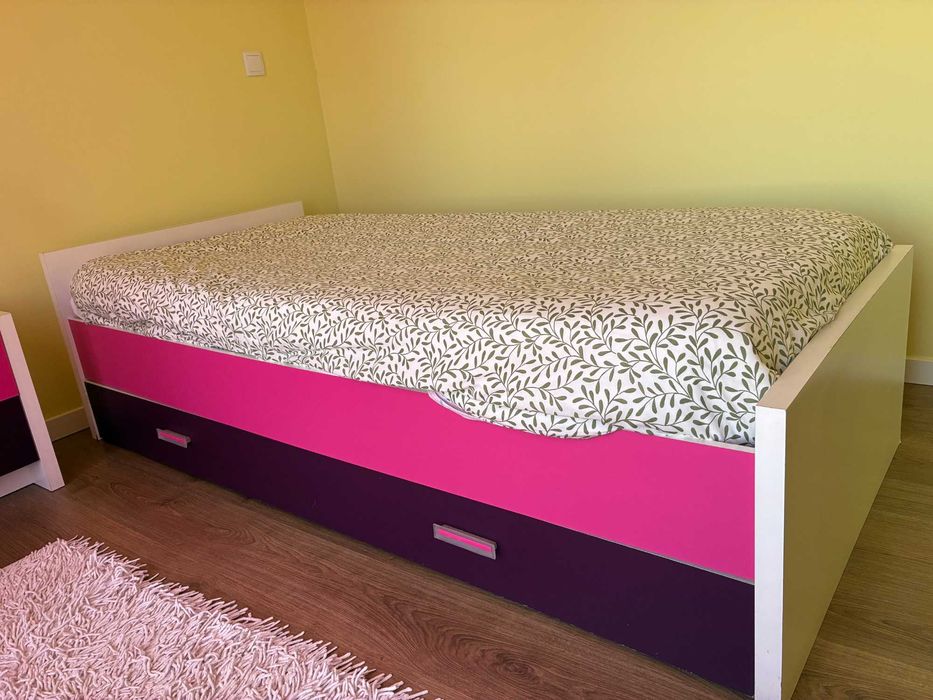 Cama criança/jovem c/ gaveta + colchão e mesa de cabeceira