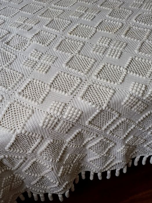 Colcha de renda feita à mão – 210×200 cm – peça única e artesanal