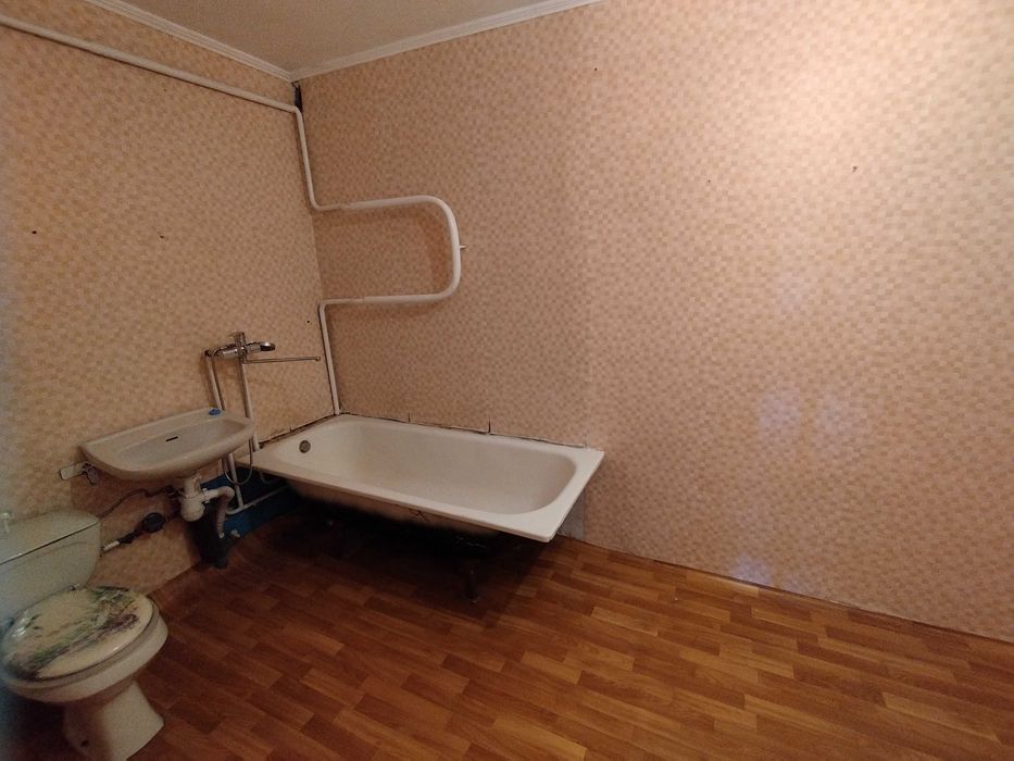 Продаж трьохкімнатної квартири в м.Гнівань з індивідуальним опаленням.