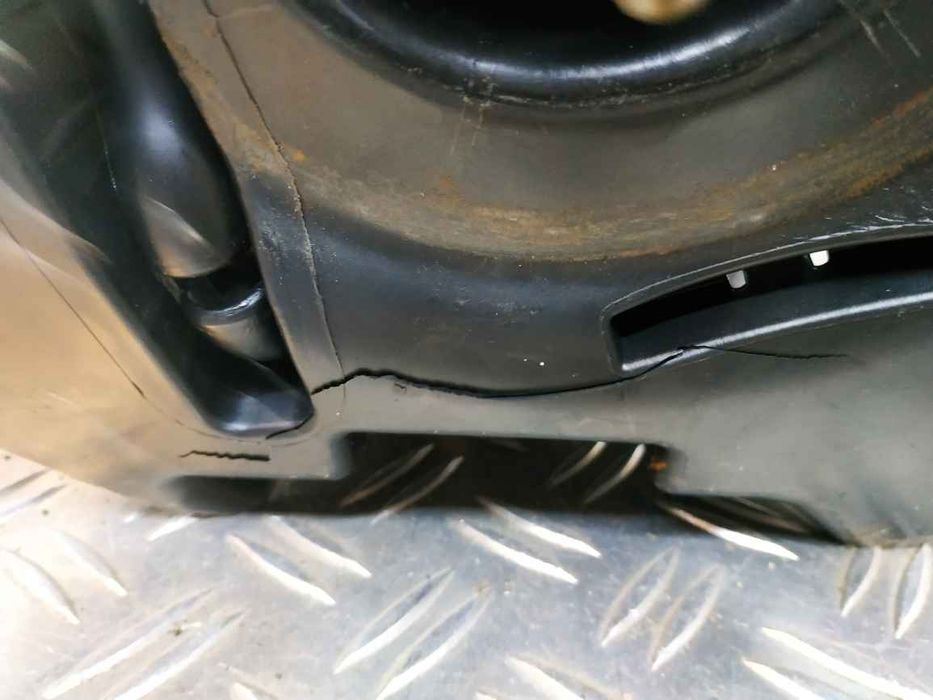 Fiat/Alfa/Lancia Punto 05- Ящик інструментів домкрат ключ KU6218 46796