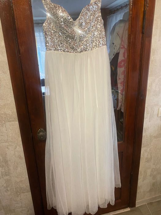 Сукня біла підійде на випускний чи весілля