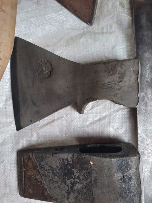 Топор зик , упс ,пилка , лопатка  саперная , вила , ключ трубный