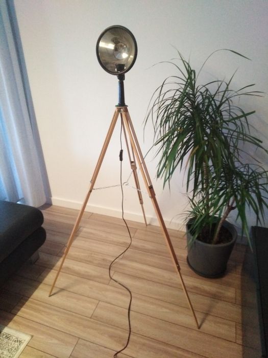 Lampa loft stojąca statyw trójnóg