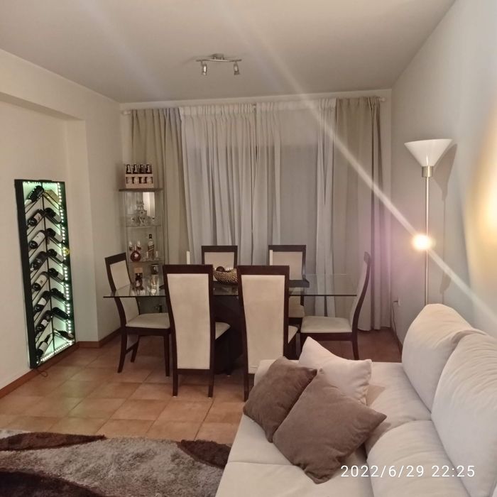 Mesa em vidro e pés em madeira