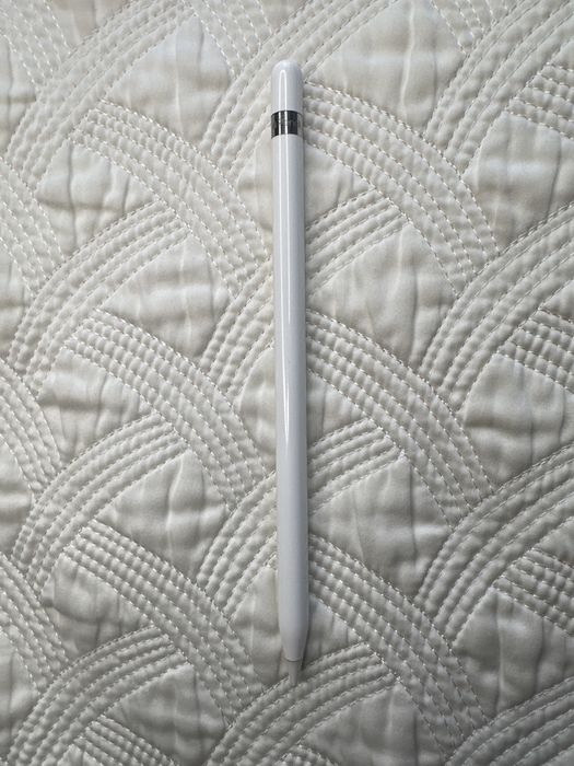 Продаю Apple pencil 1