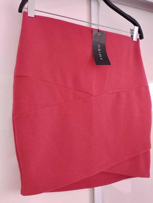 spódniczka mini Amisu rozmiar 40
Długość 45 cm
Szerokość w pasie 39 cm