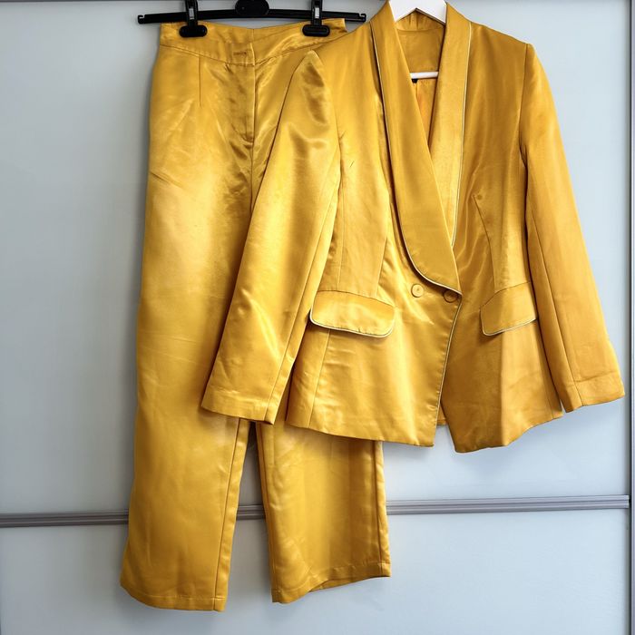 Стилтный брбчный костюм желтый