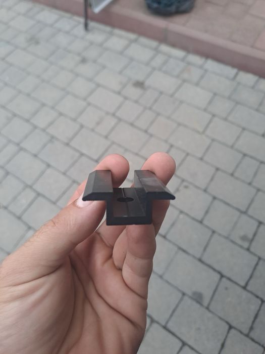 Притиски і шурупи для панелей