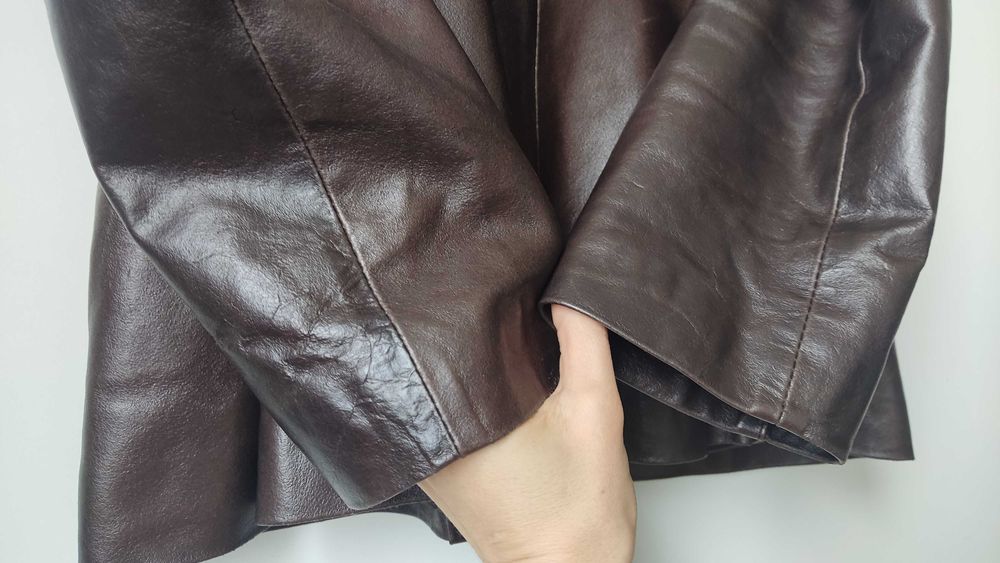 Коричнева шкіряна куртка з тонким утеплювачем