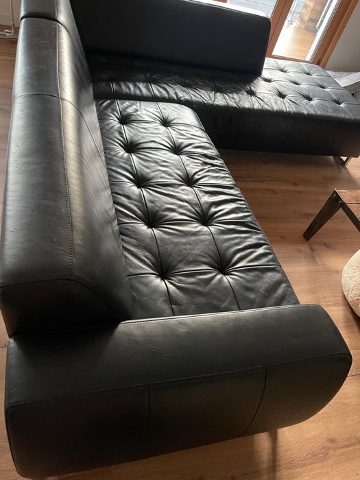 Sofá de cabedal preto com chaise longue