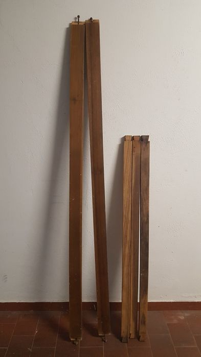 Cama de casal em madeira com estrado.