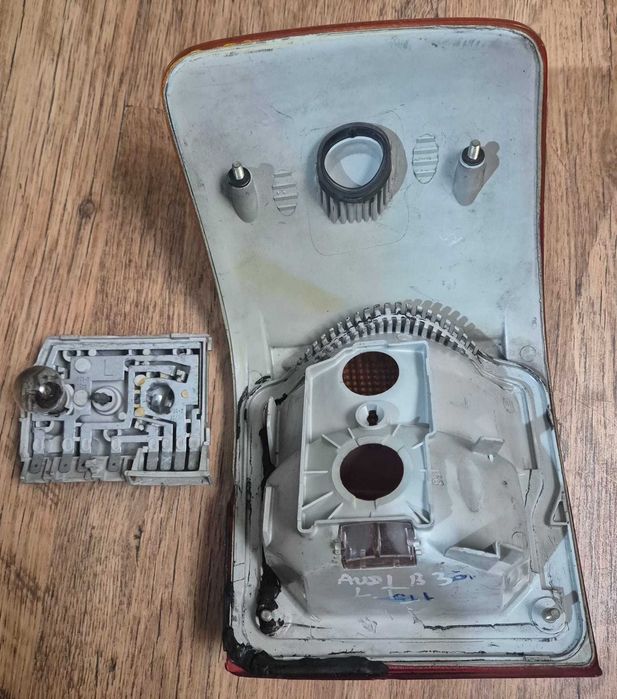 Lampa Lewa Tylna AUDI 80 B3 (86-91r.) SEDAN Oryginalna HELLA