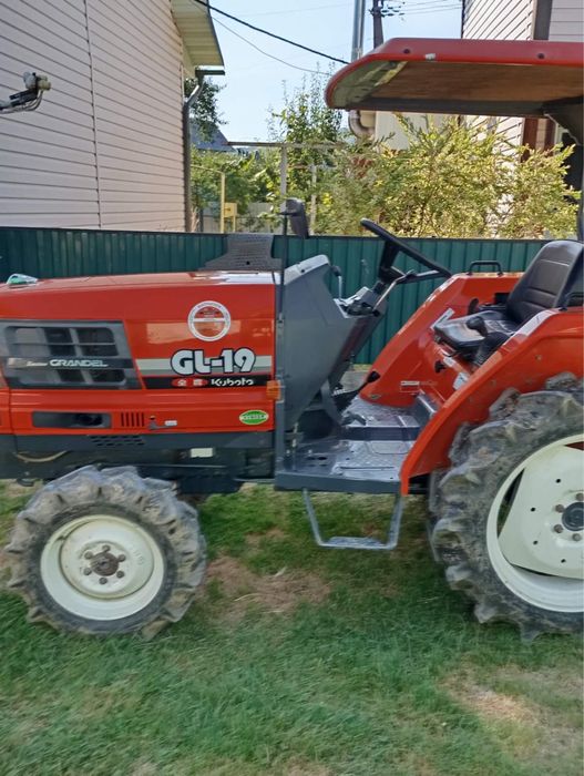В ціну входить трактор Kubota GL-19, плуг, косарка та фриза