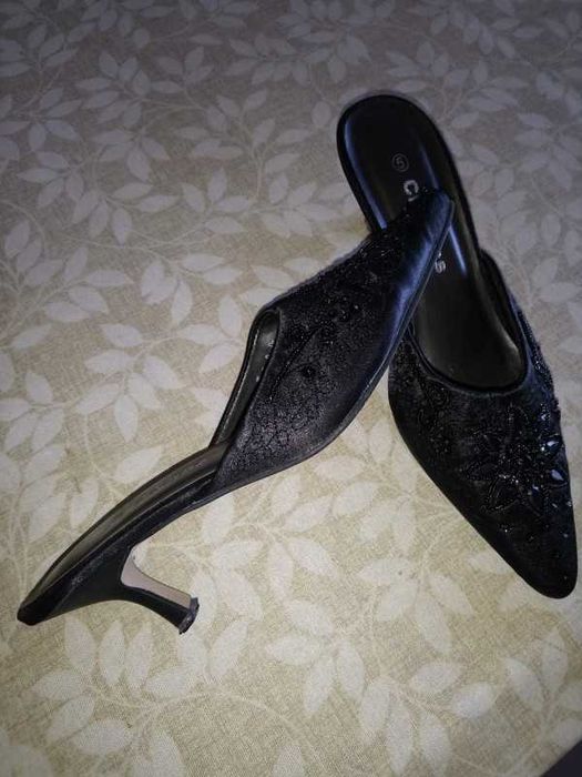 Mules em cetim pretas