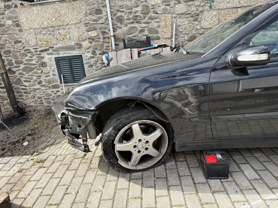 Mercedes c220 sportcoupe amg  (acidentado)