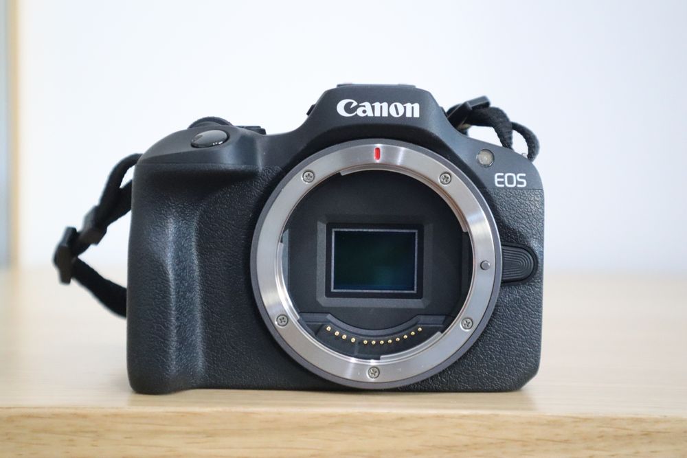 Canon R100 + RFS 18-45mm