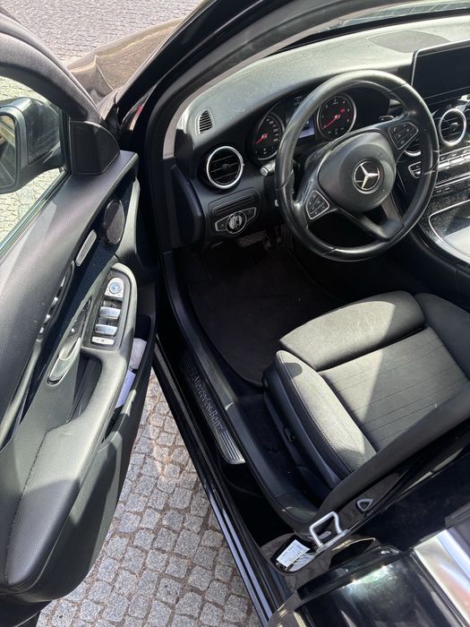 Mercedes-Benz Classe C, cor preta, com motor 220d (2.1 diesel, 2143cc, 170cv)