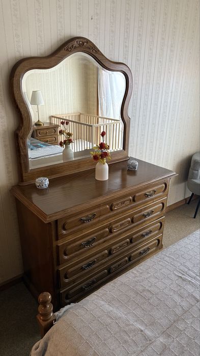 Conjunto de Quarto em Madeira - cama, roupeiro, duas mesas de cabeceira, uma cómoda