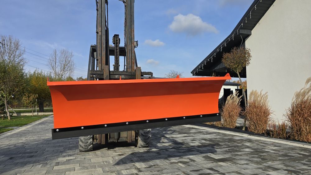 Pług do wózka widłowego 150 cm przy zapleczu firmy produkcyjnej