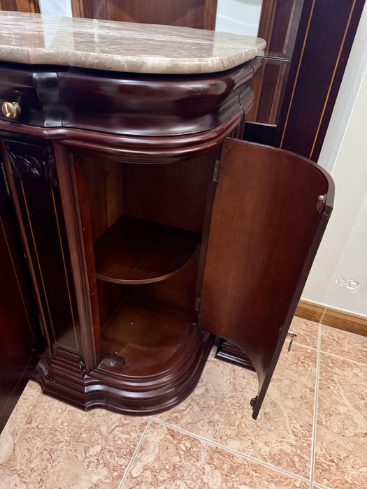 Móvel aparador em madeira maciça com espelho