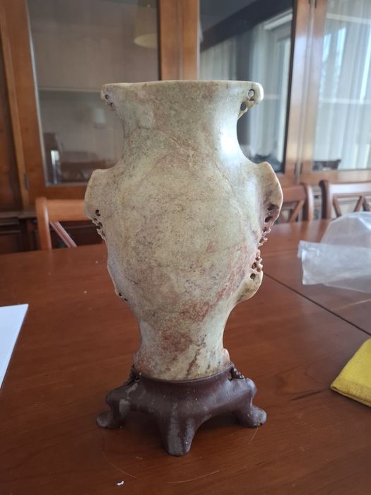 Vaso esculpido à mão em pedra-sabão