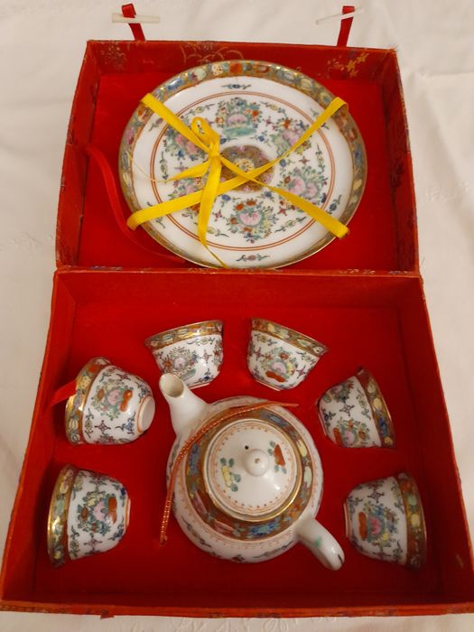 Conjunto de licor em loiça chinesa em caixa de seda