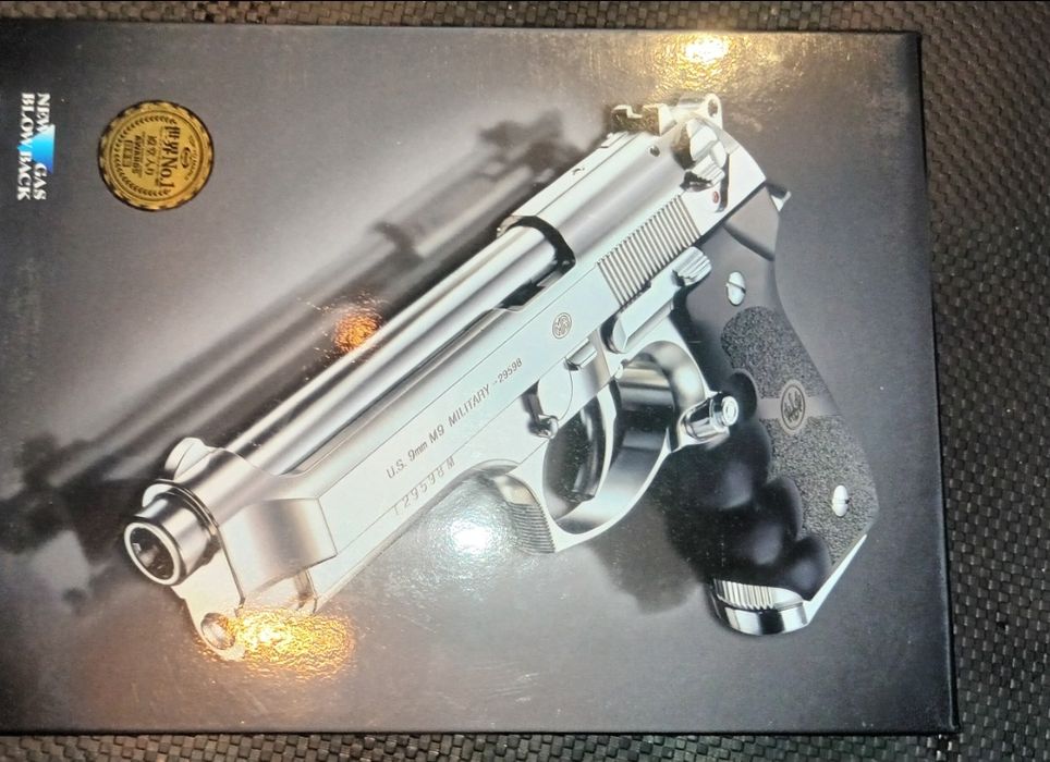 Vendo pistola de airsoft Tokyo Marui M9, versão preto-prata