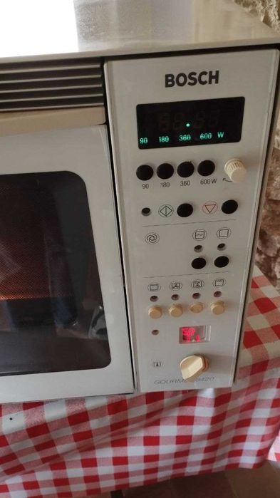 Micro-ondas Bosch HMG 8420 com Grill – Bom Estado