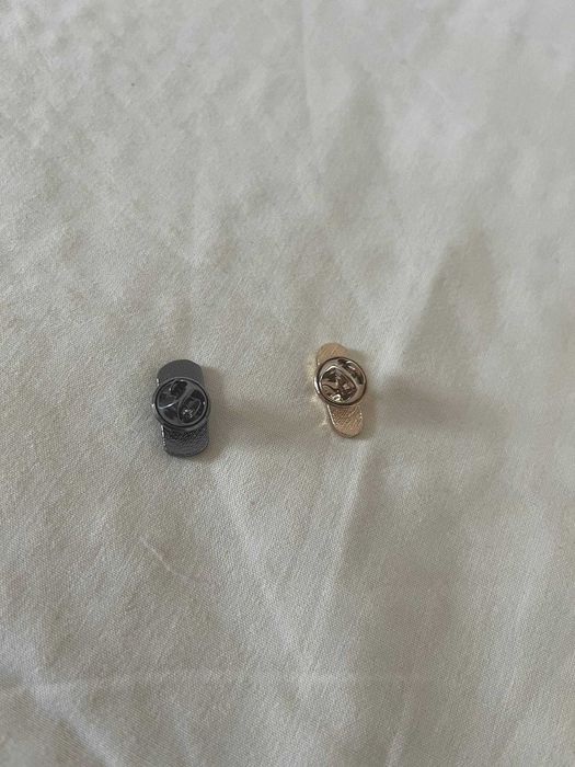 2 pins de esmalte em forma de comprimido: Relax e Calm Down
