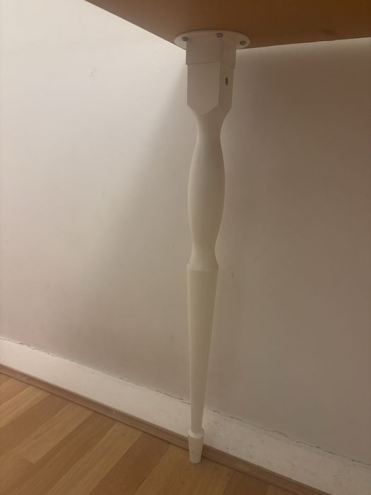 Vendo secretaria branca com pequenas marcas  de uso por 20€