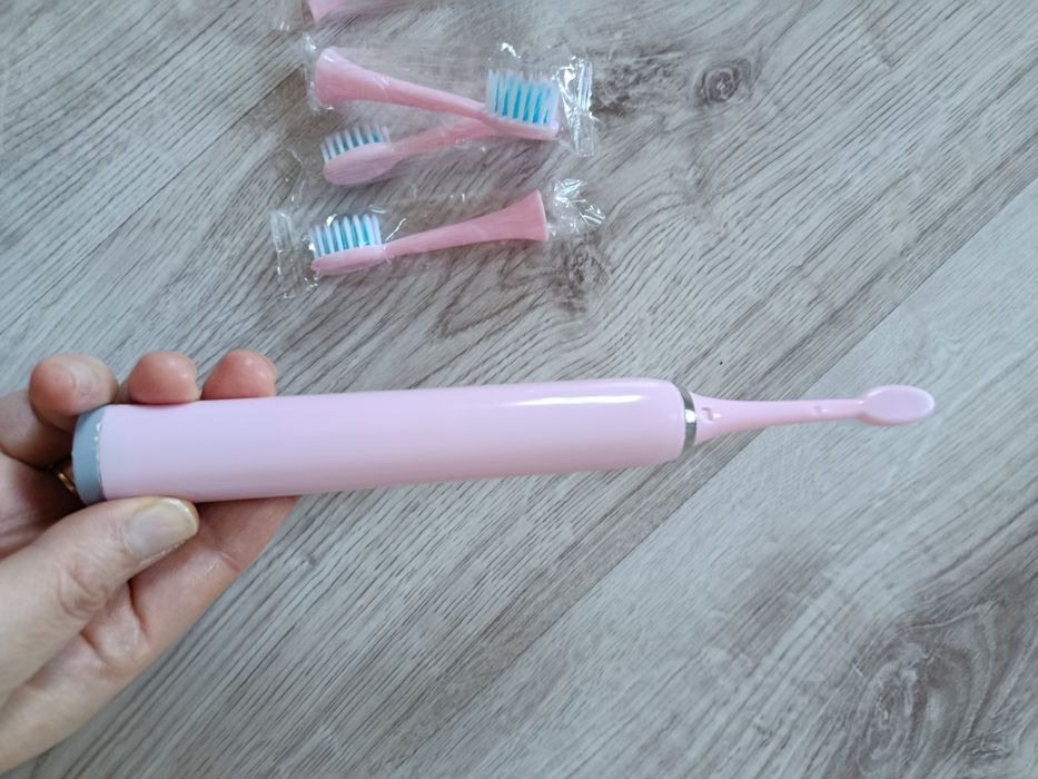 Szczoteczka do zębów / 5 zamiennych końcówek / Soniczna