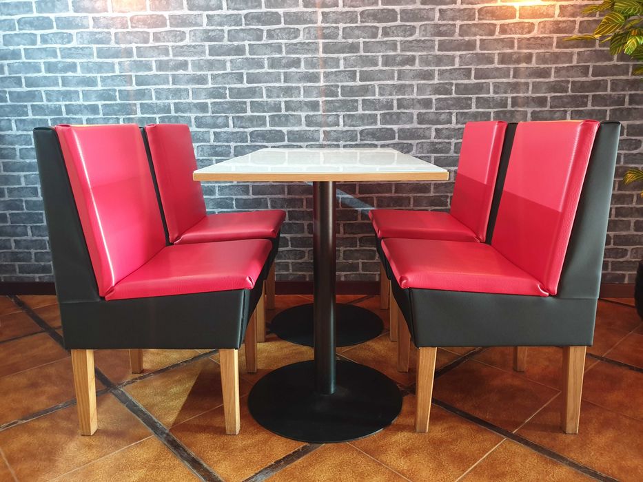 Vendo duas mesas e quatro cadeiras em excelente estado