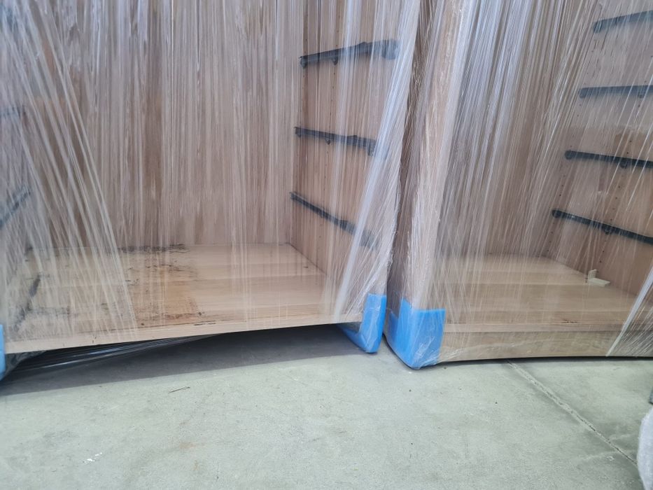 Roupeiro com portas em vidro