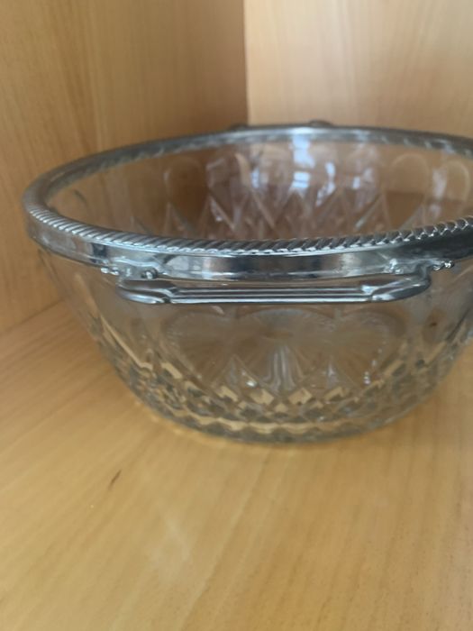 Taça de vidro com 2 pegas  , com borda em casquinha