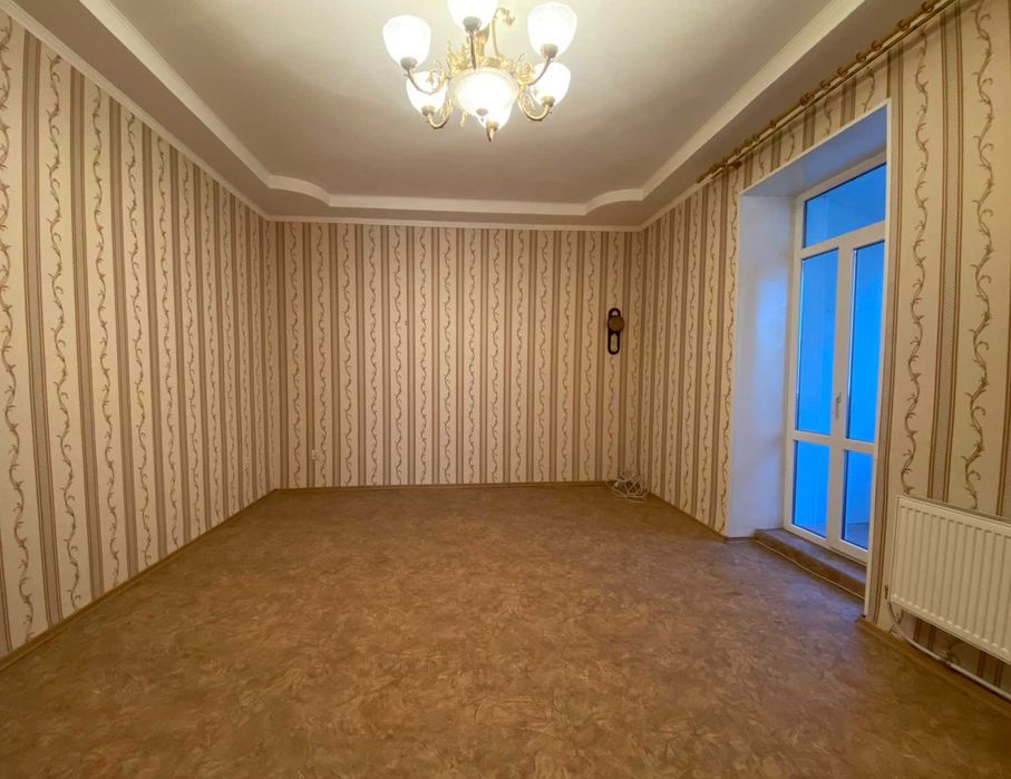 Продаю двокімнатну квартиру у Центрі, по вул. Бедзая. Автономне опалення. Сертифікат