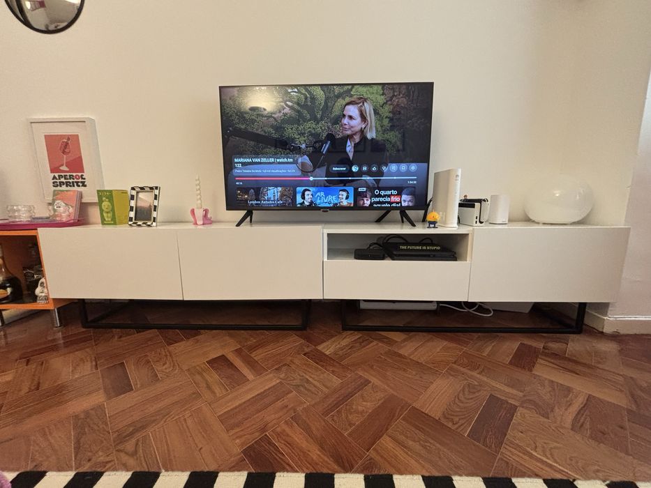 2 Bases de TV brancas metal