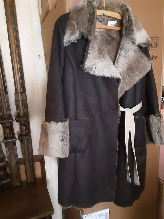 Дубленка женская,искусственная,коричневого цвета.