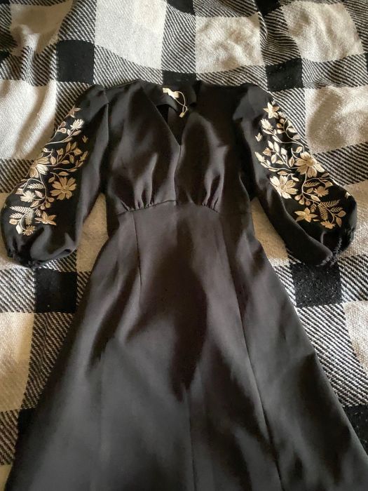 Плаття чорне вишитими рукавами