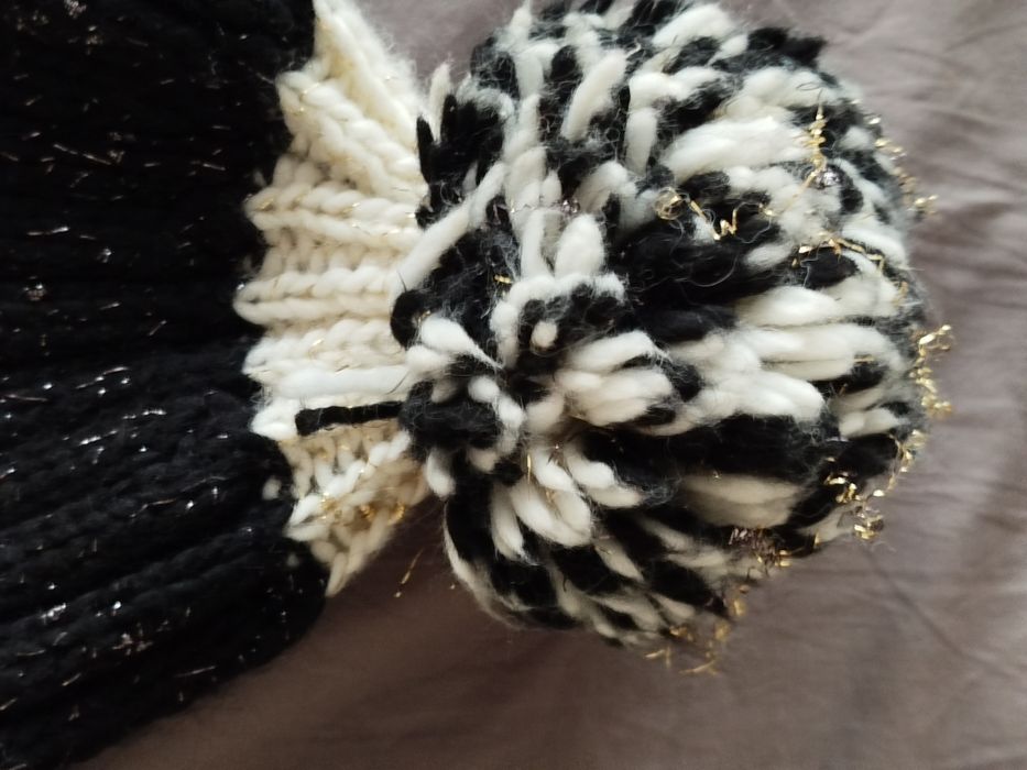 Biało czarna czapka z wełną ze złotą nitką z pomponem Essential Antwer