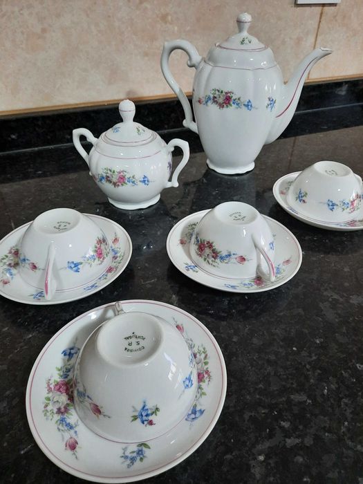 Serviço de chá com bule e açucareiro