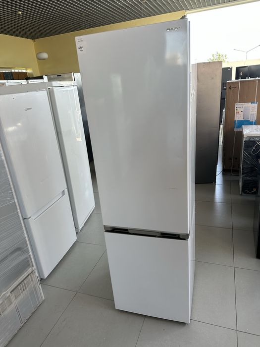 Бюджетний сучасний холодильник від Whirlpool 6Sense